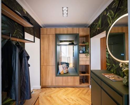 Eingangsbereich mit Holzgarderobe und grünen Akzenten – Living bei Küche Kotnik